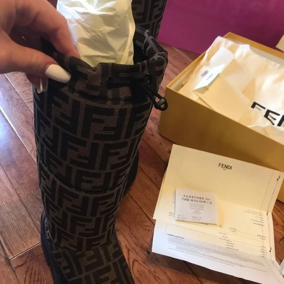 FENDI SIGNATURE - Picture 3 of 7